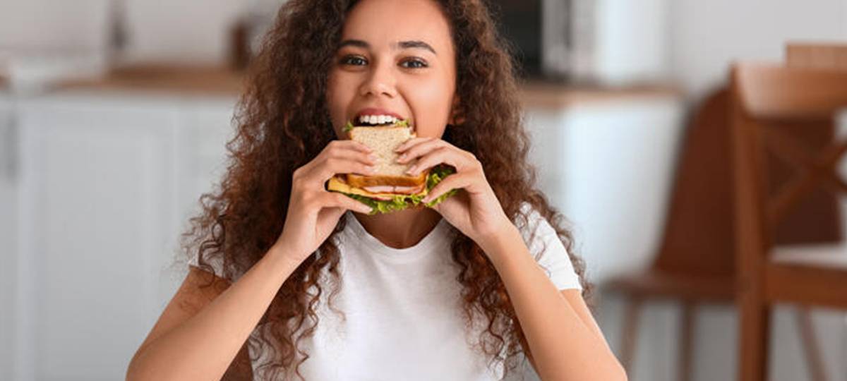 Tandenpoetsen: Voor of na het eten? De ultieme gids voor een stralende lach