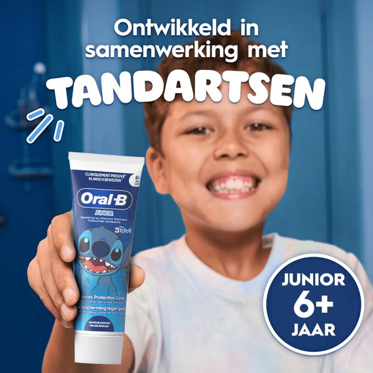Oral-B Tandpasta Junior Stitch 6-12 jaar, lachende jongen houdt tube vast