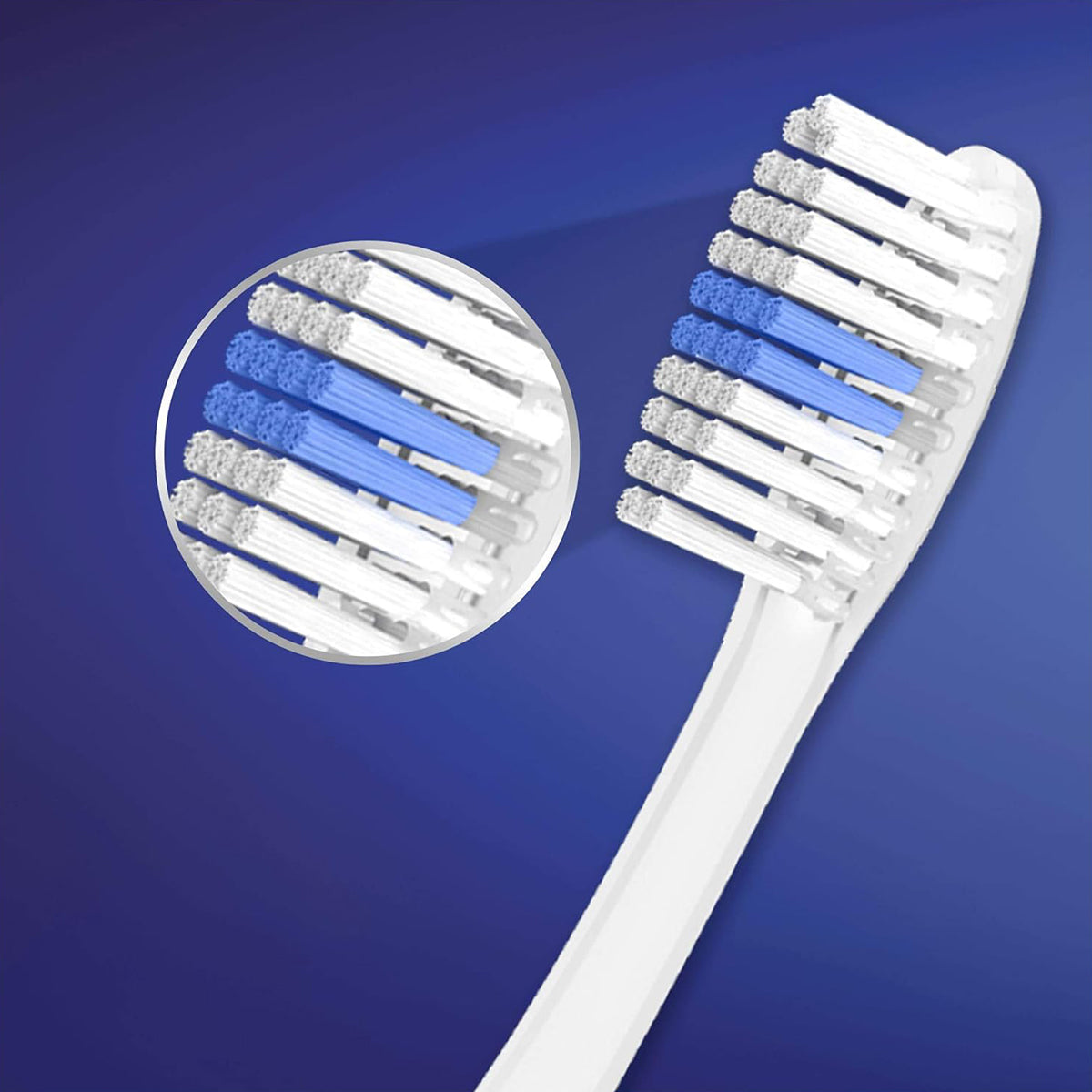 Oral-B 1-2-3 Indicator medium tandenborstel, close-up van witte en blauwe haren