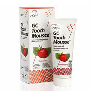 GC Tooth Mousse Aardbei tube naast verpakking met aardbeienafbeelding