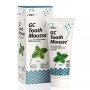 GC Tooth Mousse Mint tube naast verpakking met muntblaadjes afbeelding