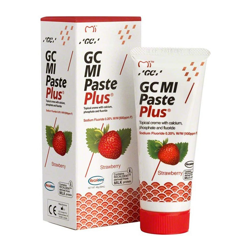 GC MI Paste Plus Aardbei tube en verpakking met aardbeienafbeelding naast elkaar