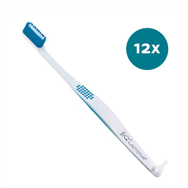 Lactona tandenborstel IQ+ X-soft in wit met blauwe borstelharen, verpakking van 12x