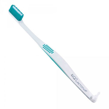 Lactona tandenborstel IQ+ Medium met witte greep en turquoise haren