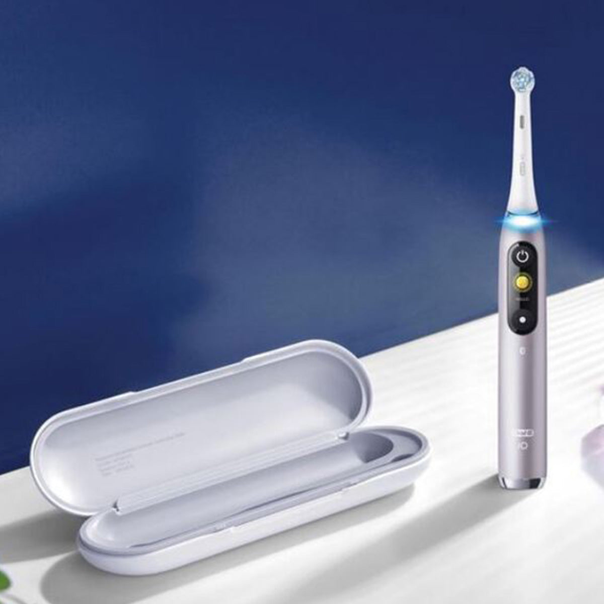 Oral-B iO 9 elektrische tandenborstel Roze Quartz met open reisetui ernaast