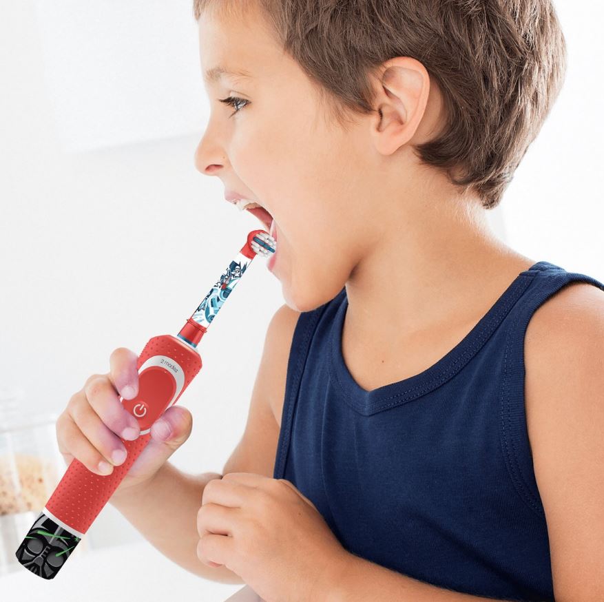 Oral-B Kids Star Wars opzetborstel, jongen poetst tanden met rode elektrische tandenborstel