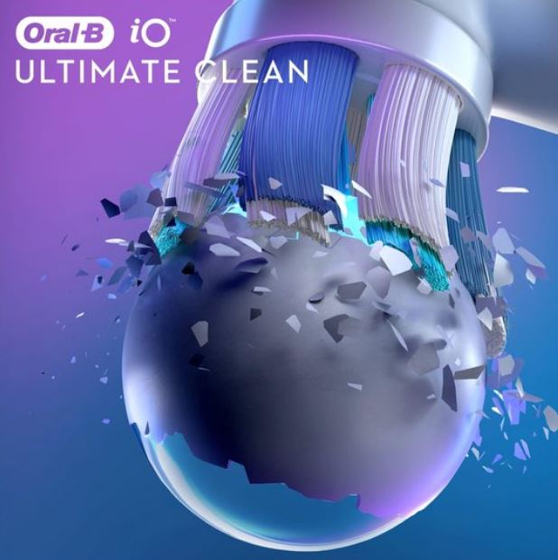 Oral-B iO Ultimate Clean opzetborstel poetst grijze bal met tandplak schoon