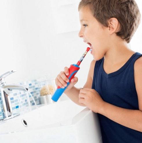 Oral-B Kids Star Wars elektrische tandenborstel gebruikt door jongen bij wastafel