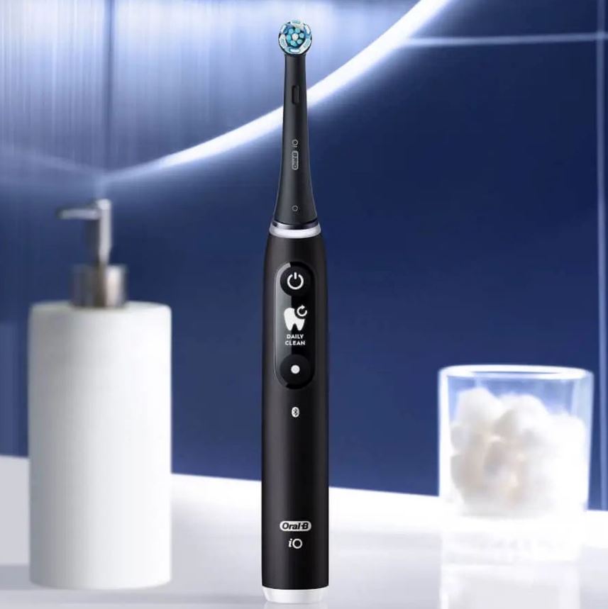Oral-B iO 6 Black Lava elektrische tandenborstel rechtop op badkamermeubel