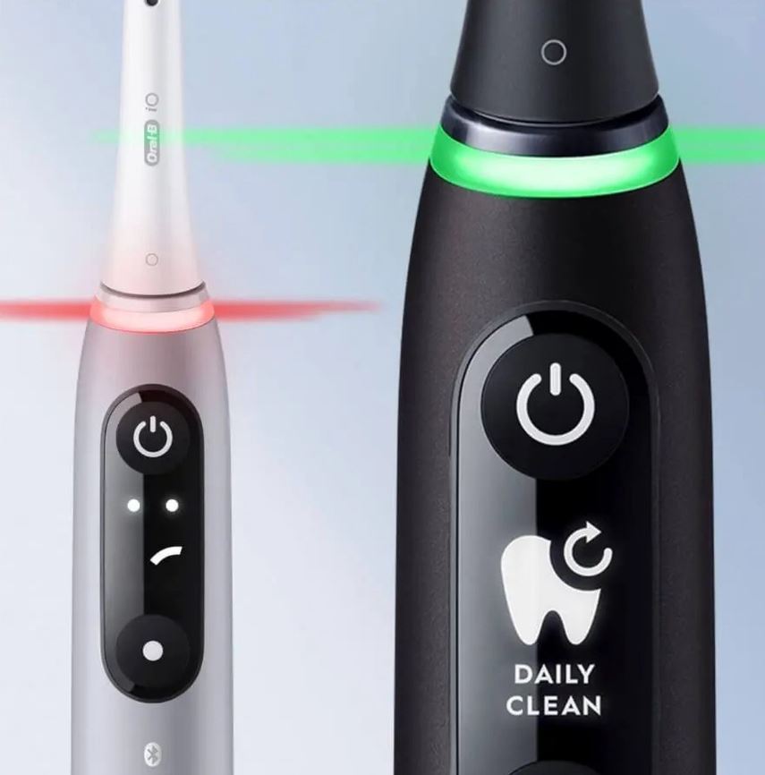 Oral-B iO 6 Black Lava close-up van display met Daily Clean modus