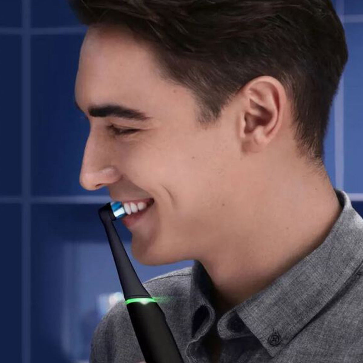 Oral-B iO 6 Black Lava tandenborstel in gebruik tijdens het poetsen