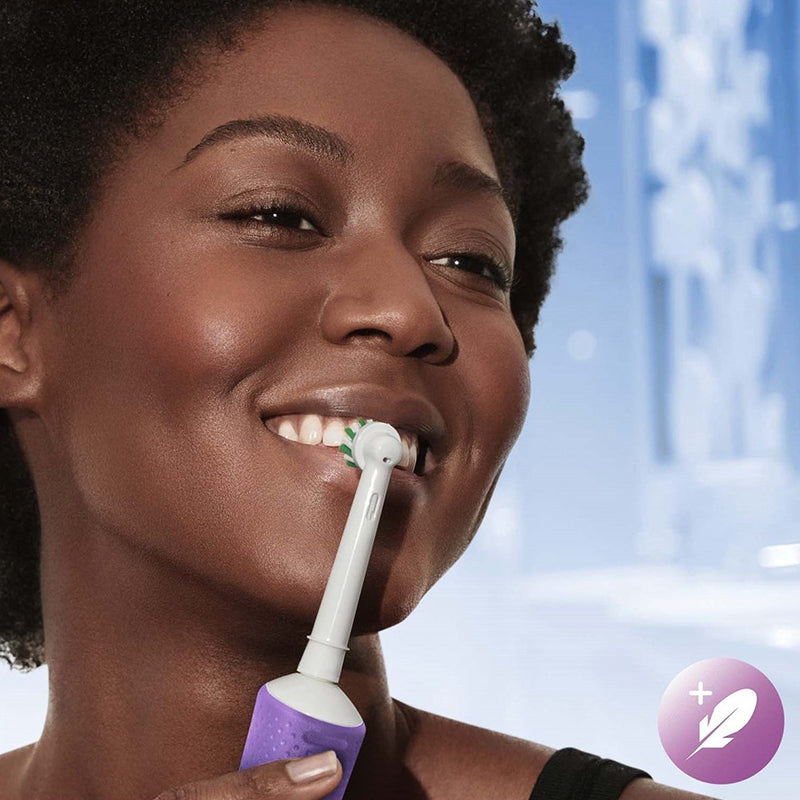 Oral-B Vitality Pro 103 lila elektrische tandenborstel tijdens het poetsen gebruikt