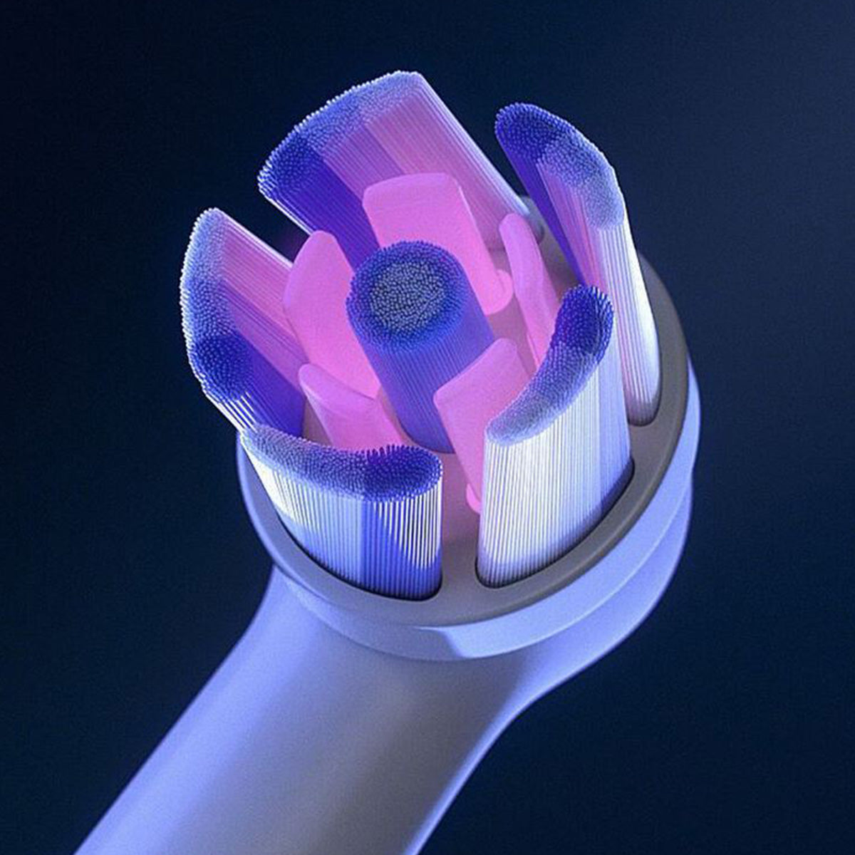 Oral-B iO Radiant White opzetborstel close-up met roze reinigingskop en witte haartjes