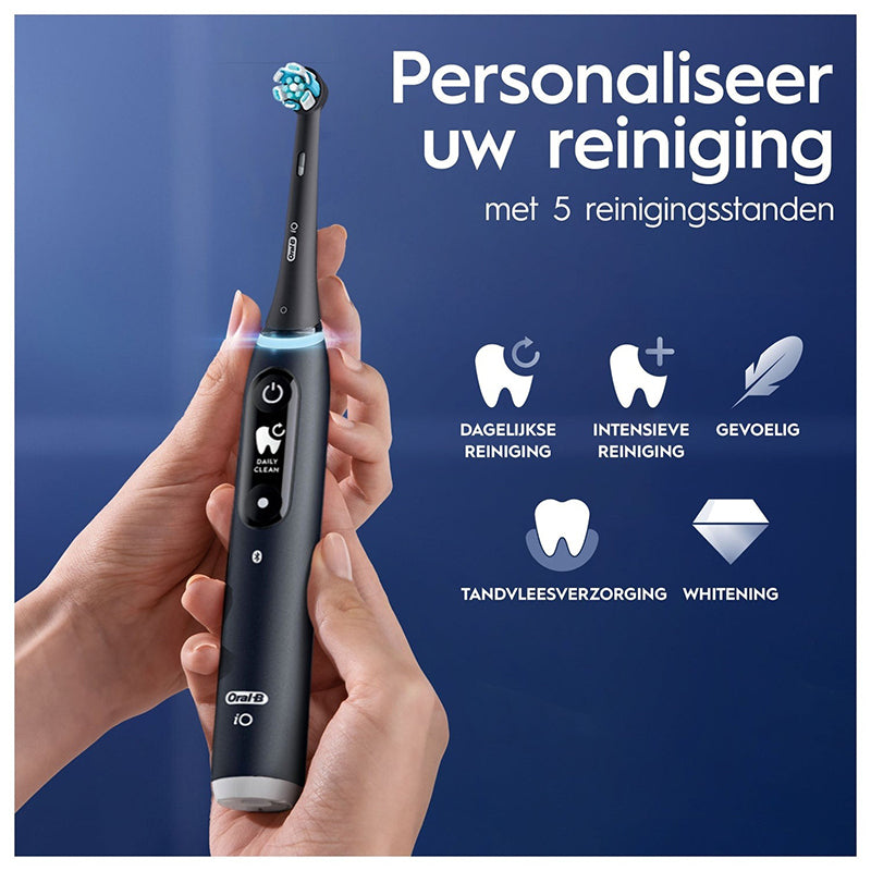 Oral-B iO 6 Black Lava tandenborstel in hand met 5 reinigingsstanden uitgelegd