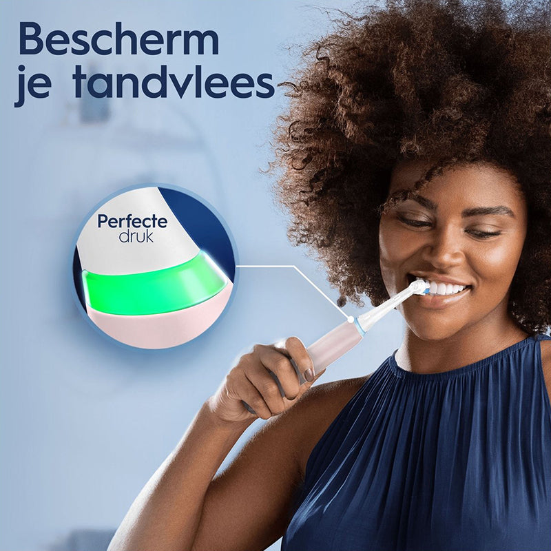 Oral-B iO 3n Series Pink tandenborstel in gebruik, met tekst Bescherm je tandvlees en Perfecte druk