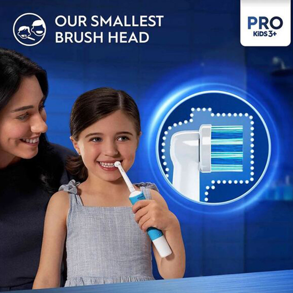 Oral-B Pro Kids opzetborstel met meisje dat tandenpoetst en moeder toekijkt