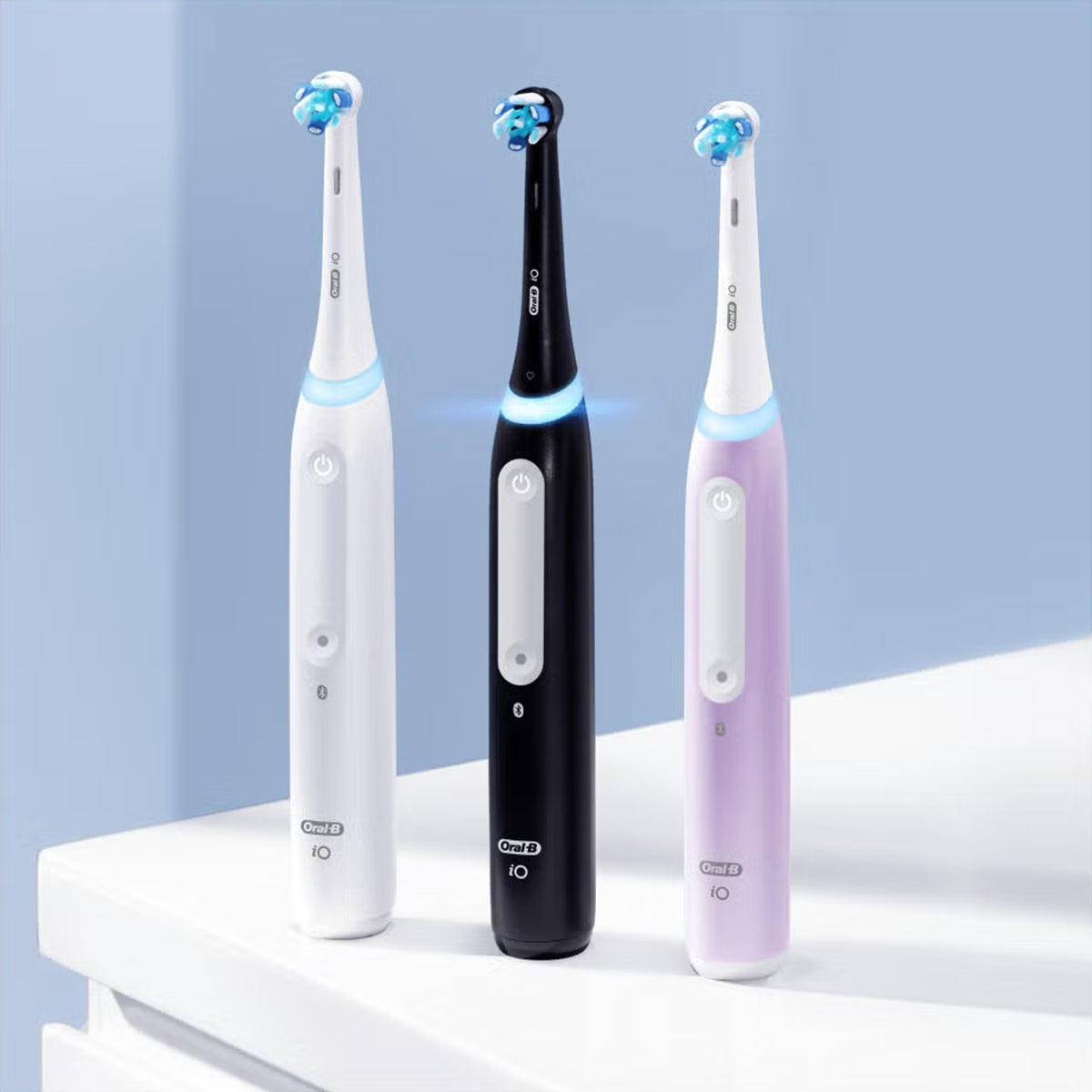 Oral-B iO 4N tandenborstel in wit, zwart en lila naast elkaar