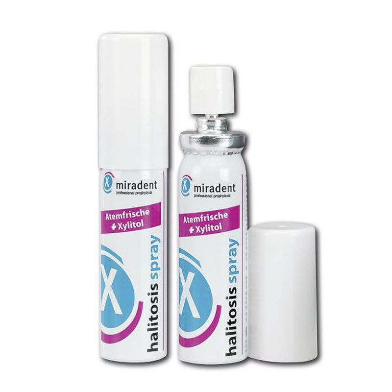 Miradent Halitosis spray twee flesjes met en zonder dop naast elkaar