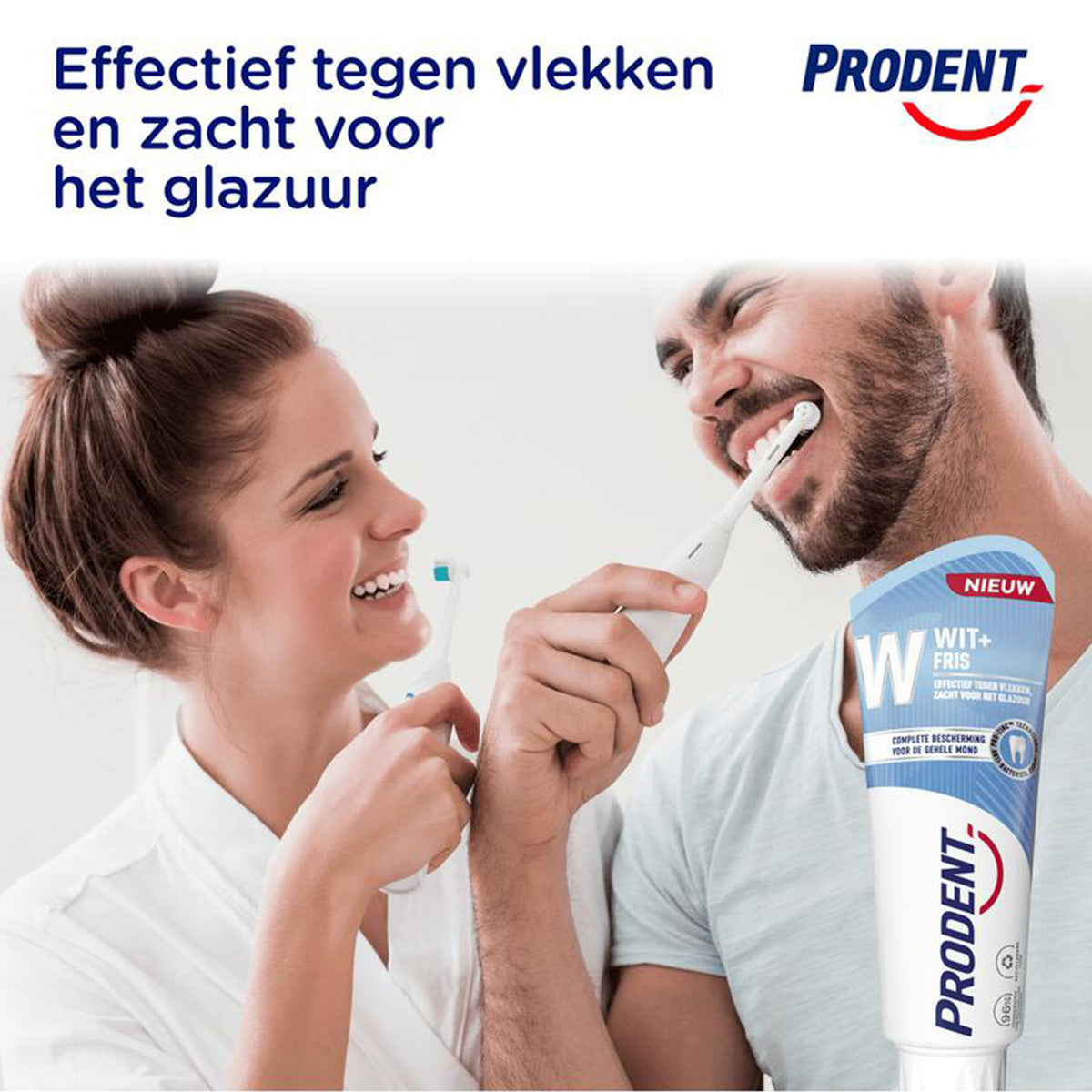 Prodent Tandpasta Wit+Fris koppel poetst lachend tanden samen in badkamer