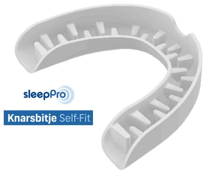 SleepPro Knarsbitje Self-Fit witte mondbeschermer met kartelrand in close-up