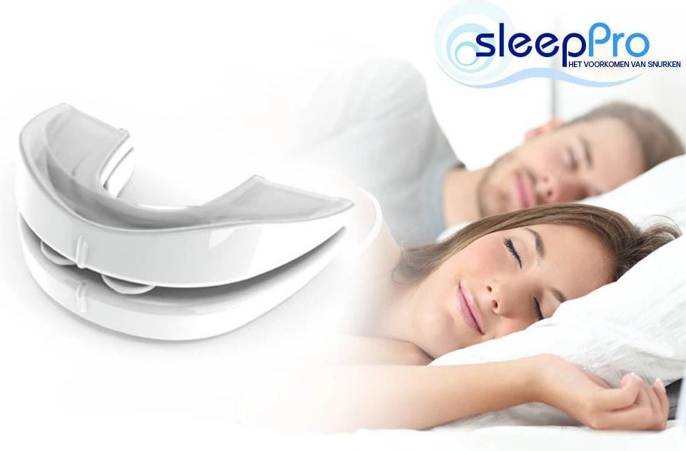 SleepPro Contour Verstelbare Snurkbeugel met slapend koppel op achtergrond