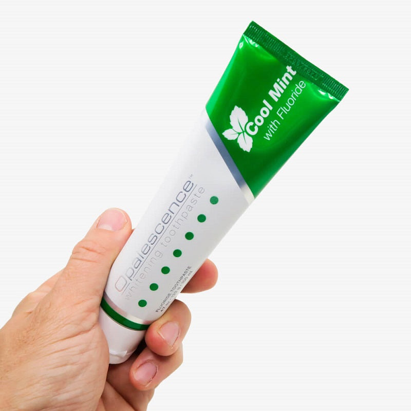 Opalescence Whitening tandpasta Cool Mint tube vastgehouden in een hand