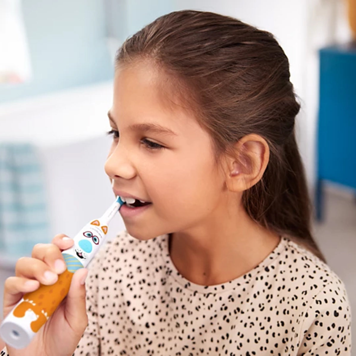 Sonicare For Kids elektrische tandenborstel wordt door meisje gebruikt tijdens tandenpoetsen