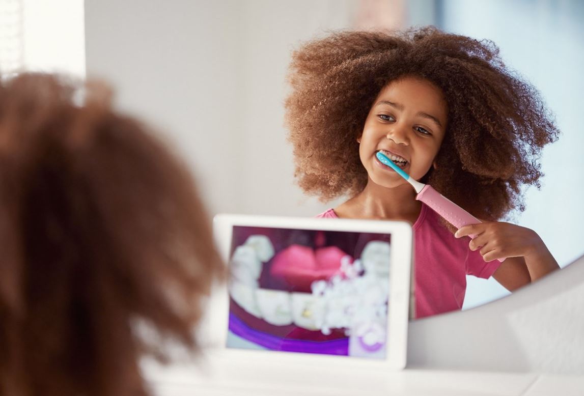 Sonicare For Kids elektrische tandenborstel gebruikt met interactieve app op tablet