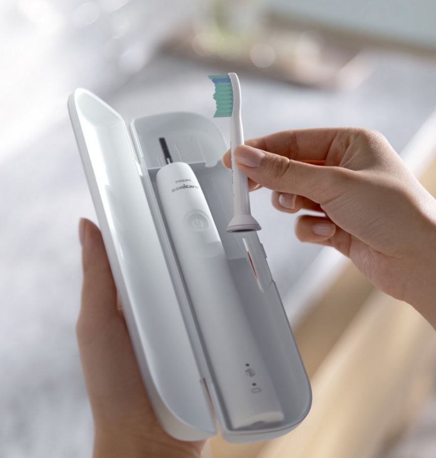 Sonicare 3100 elektrische tandenborstel in reisetui met opzetborstel in hand