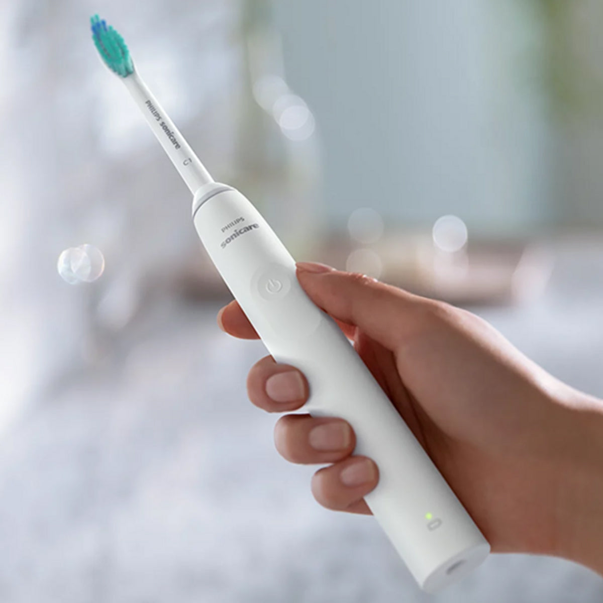 Sonicare 2100 elektrische tandenborstel wit vastgehouden in een hand