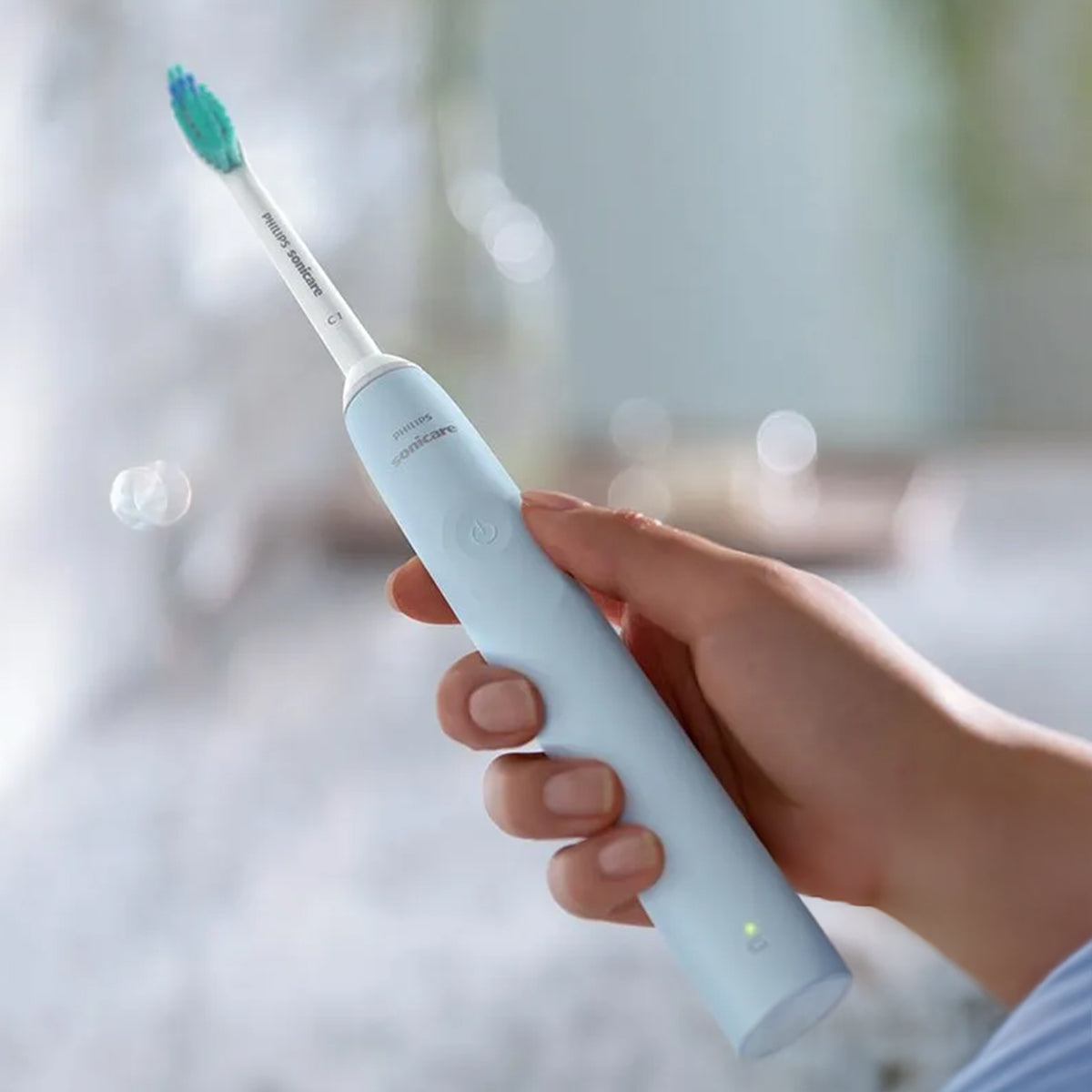 Sonicare 2100 elektrische borstel blauw vastgehouden in een hand