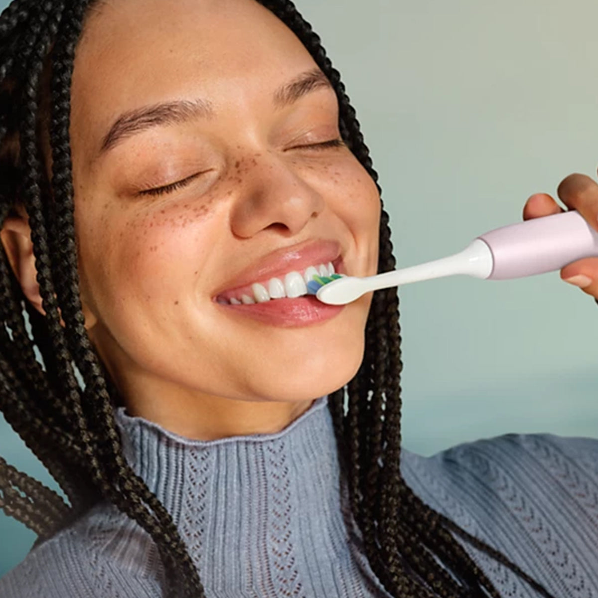 Sonicare 2100 roze elektrische tandenborstel wordt gebruikt tijdens het tandenpoetsen