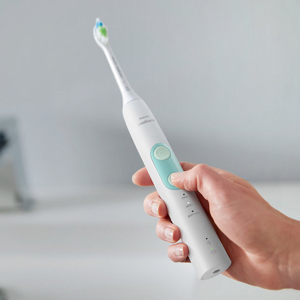 Sonicare Protective Clean HX6851/34 elektrische tandenborstel vastgehouden in hand