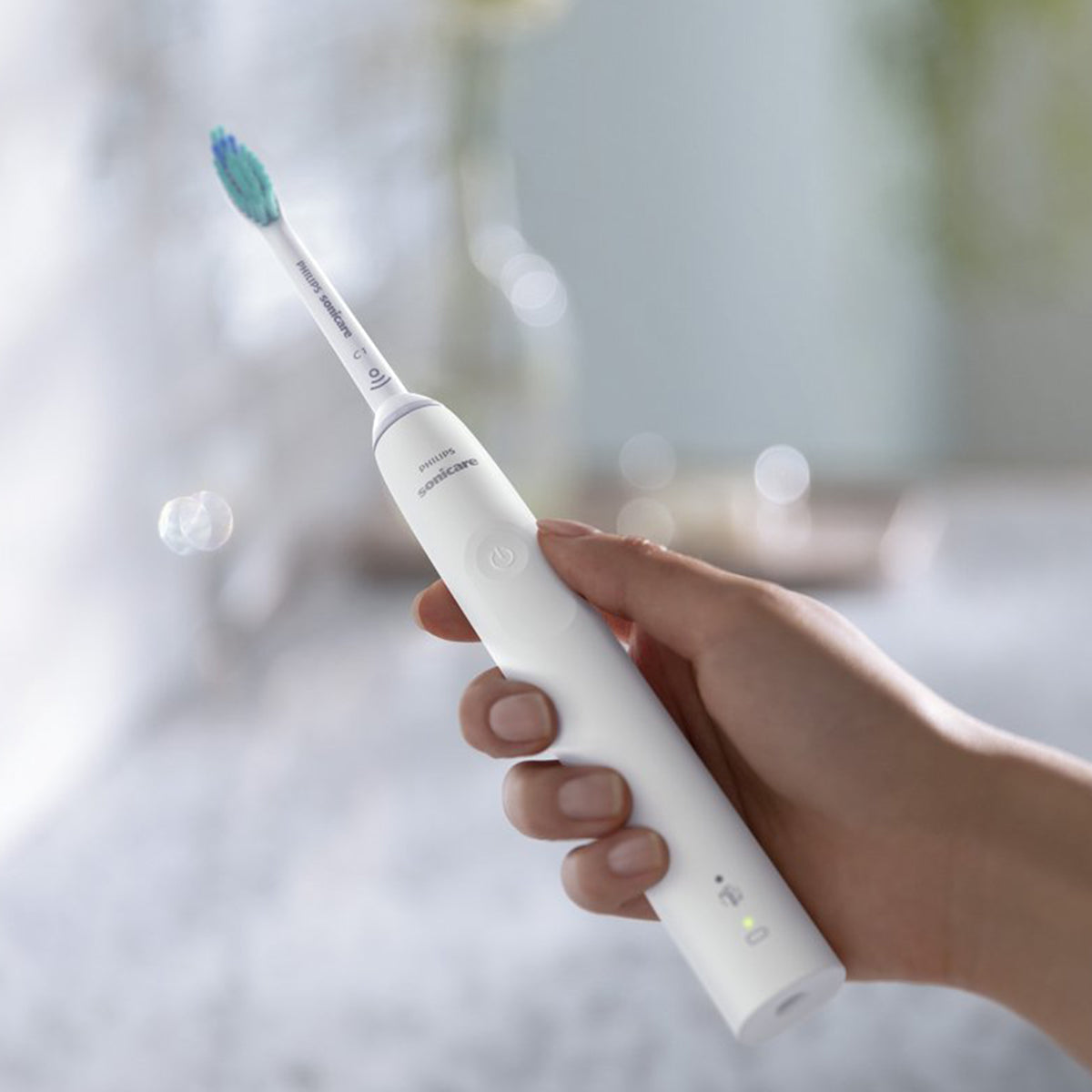 Sonicare 3100 elektrische tandenborstel wit vastgehouden in hand tijdens gebruik