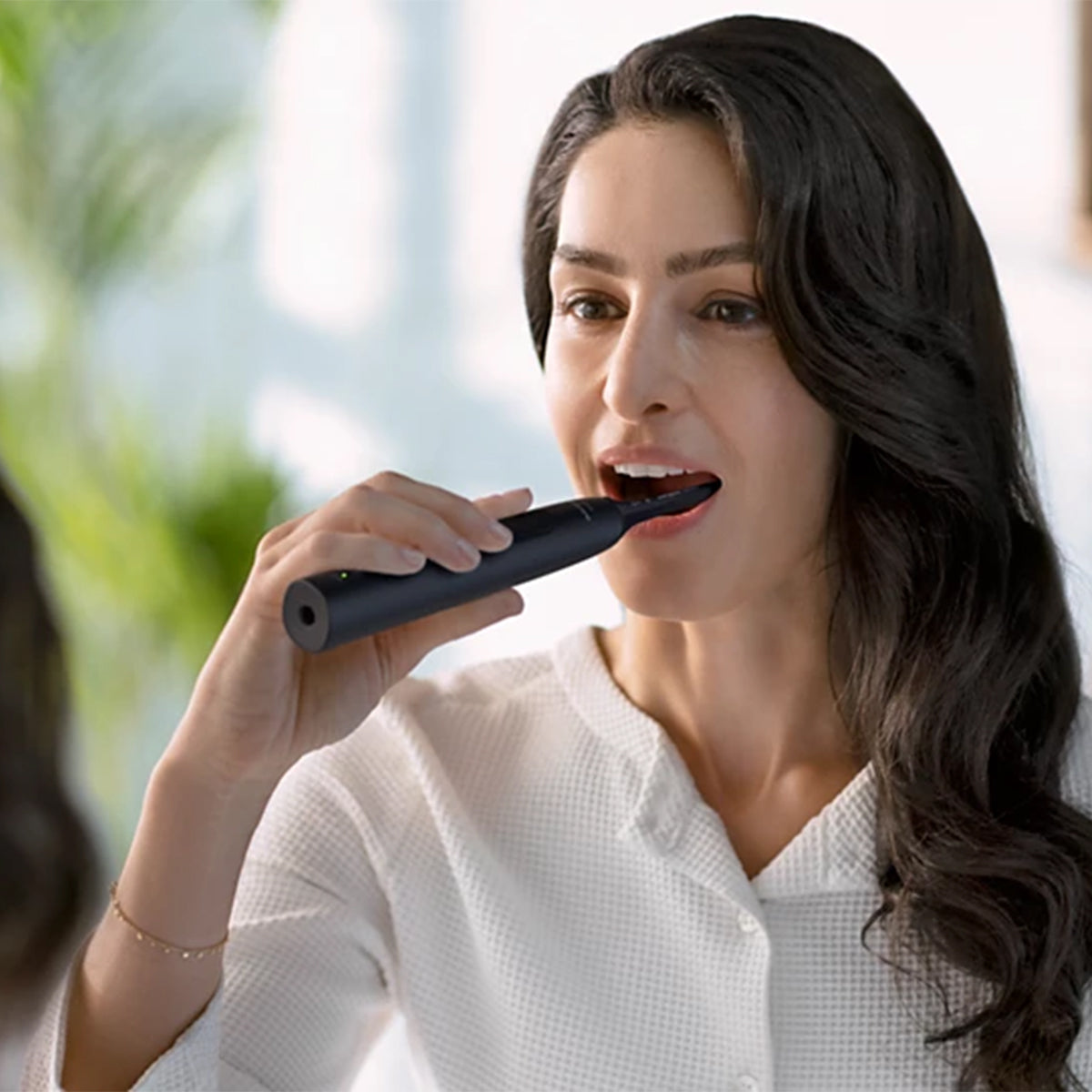 Sonicare 4100 zwart elektrische tandenborstel, vrouw poetst haar tanden