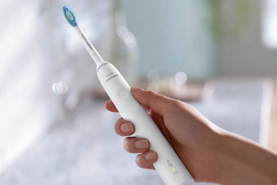 Sonicare 4100 elektrische tandenborstel wit vastgehouden in een hand