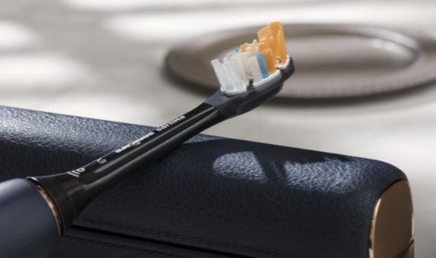 Sonicare A3 Premium AIO opzetborstel zwart close-up op leren tas