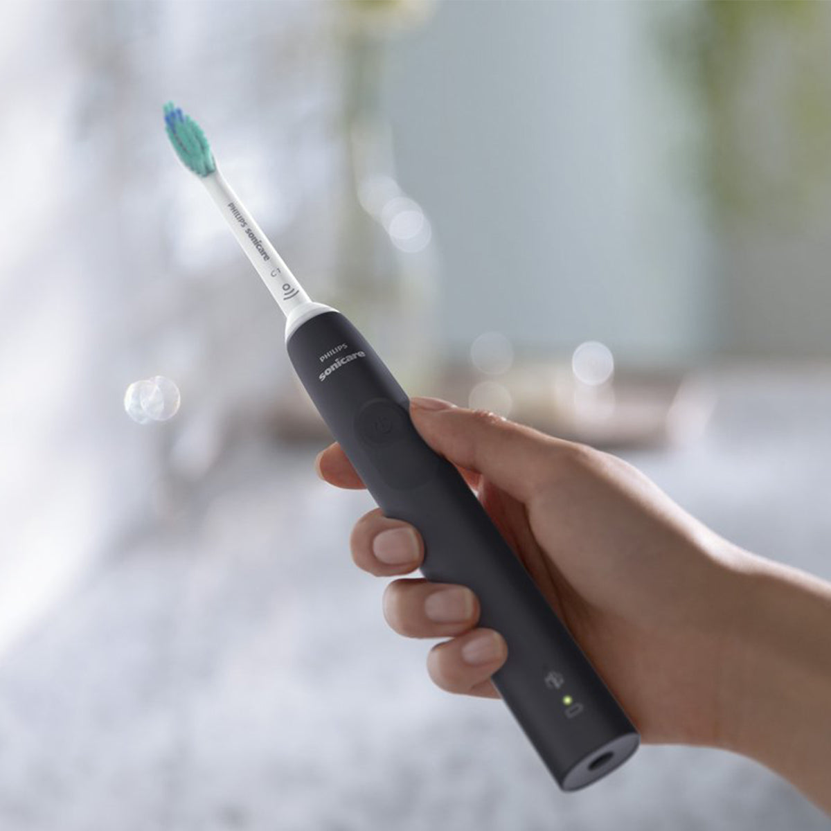 Sonicare 3100 elektrische tandenborstel zwart vastgehouden in hand