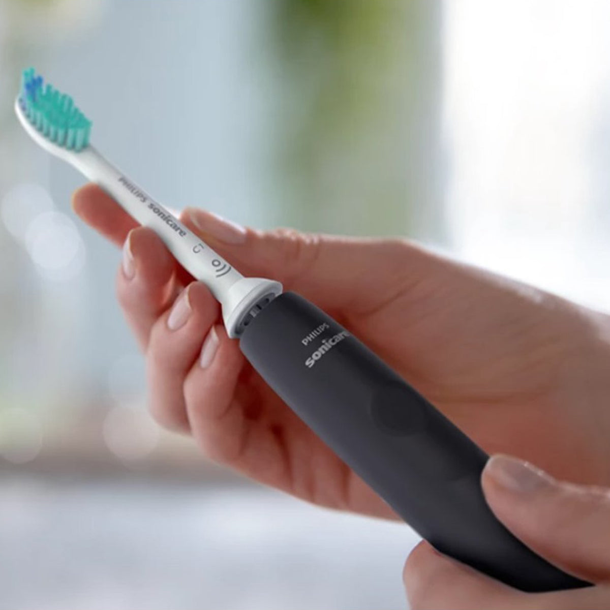 Sonicare 3100 elektrische tandenborstel zwart vastgehouden in hand