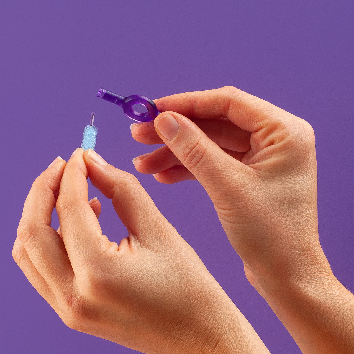 Curaprox CPS 408 Perio refill wordt op paarse houder geplaatst tussen twee handen