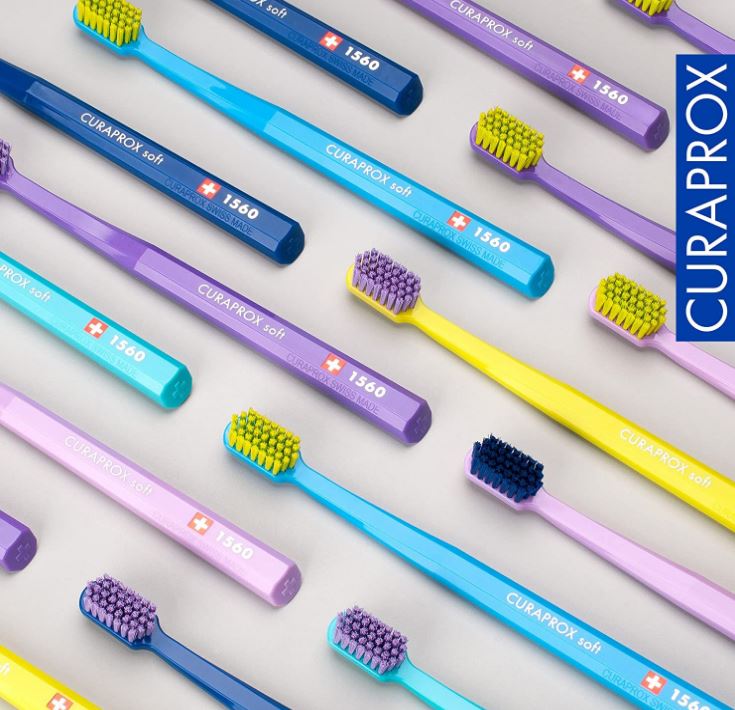 Curaprox Tandenborstel CS 1560 soft in diverse kleuren naast elkaar uitgestald