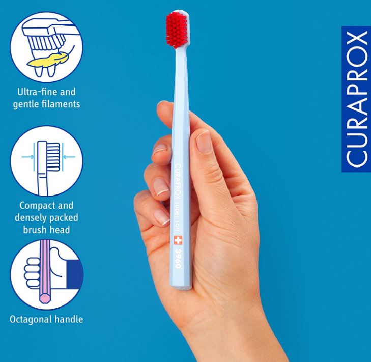 Curaprox CS 3960 super soft tandenborstel vastgehouden, met uitleg over ultrafijne vezels en handvat
