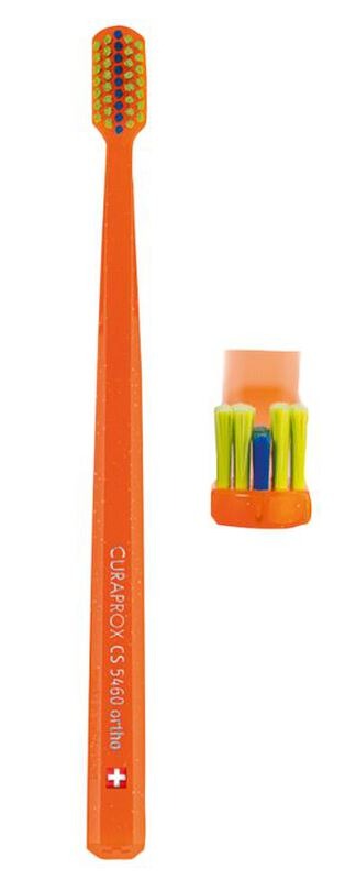 Curaprox CS Ortho ultra soft tandenborstel met oranje handvat en borstelkop detail