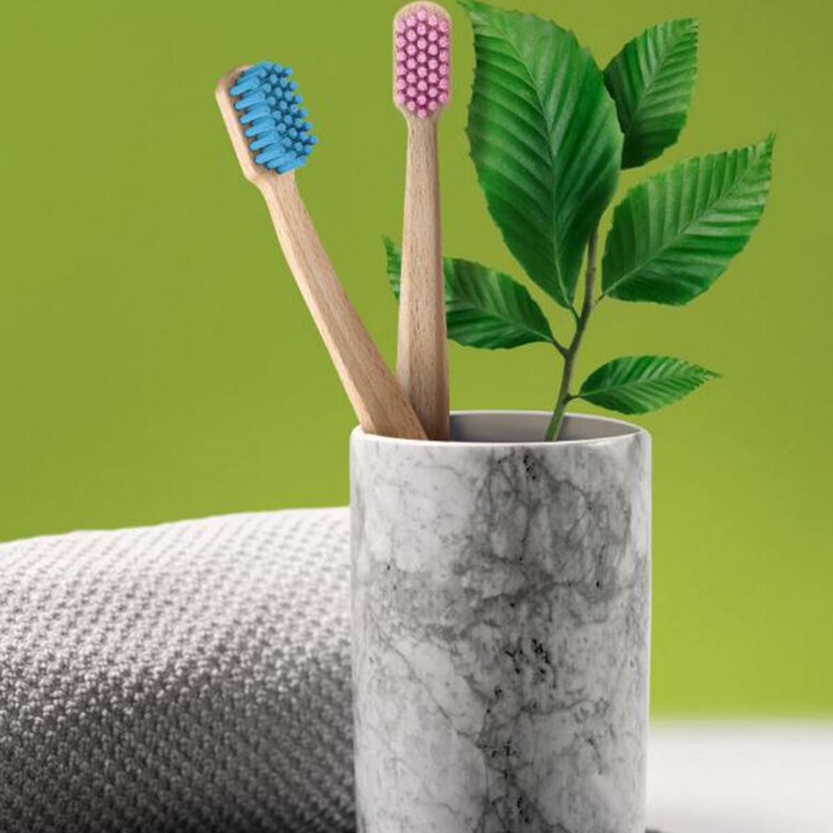 Curaprox tandenborstel CS Wood ultra soft blauw en roze in marmeren bekerhouder