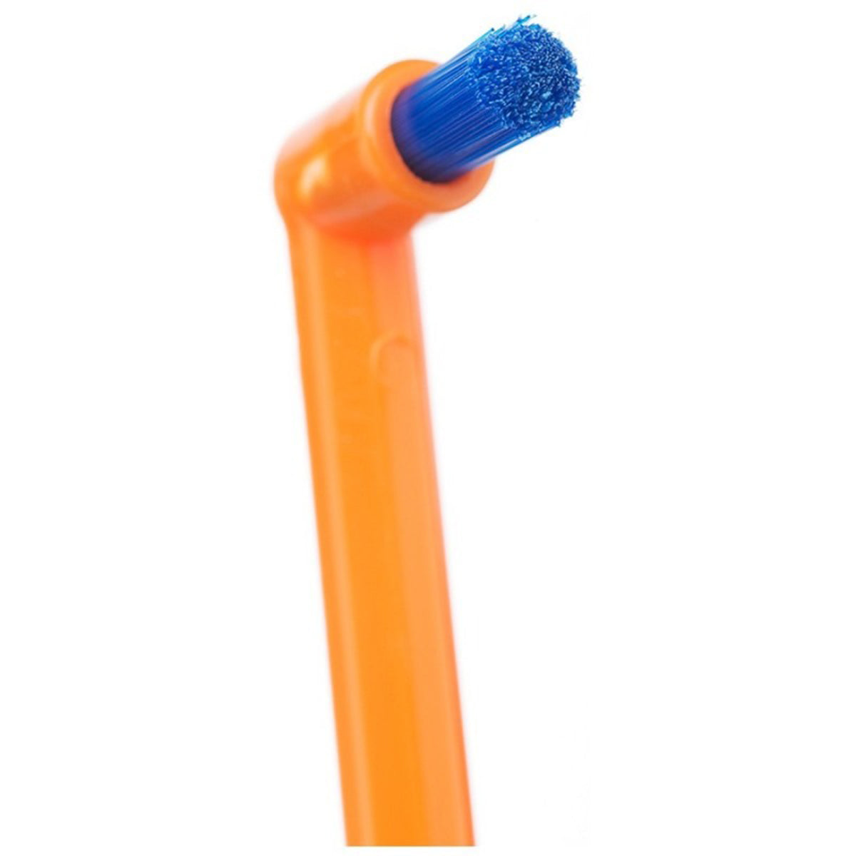 Curaprox Tandenborstel CS 1009 single lang, close-up van oranje hoekige kop met blauwe borstelharen