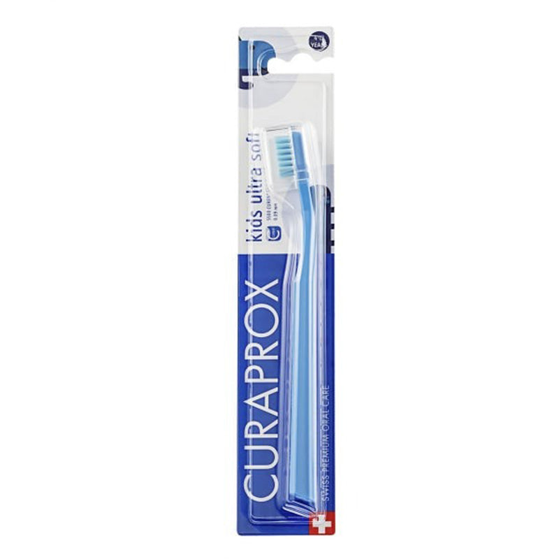 Curaprox Tandenborstel Kids ultra soft in blauwe blisterverpakking op wit