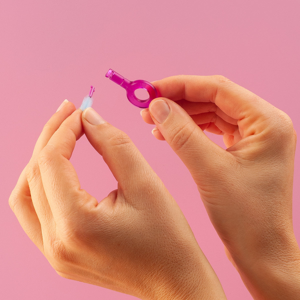 Curaprox CPS 406 Perio refill Fuchsia los ragertje tussen vingers vastgehouden