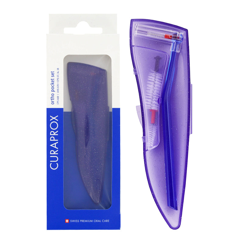 Curaprox Ortho Pocket Set paarse verpakking naast open reisetui met ragers