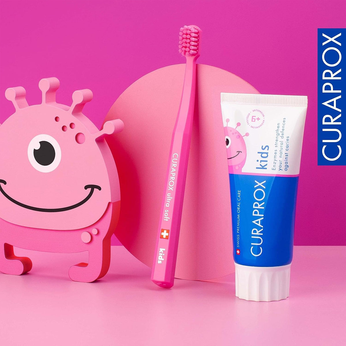 Curaprox Kids tandpasta watermeloen 6+ met roze tandenborstel en monsterfiguurtje