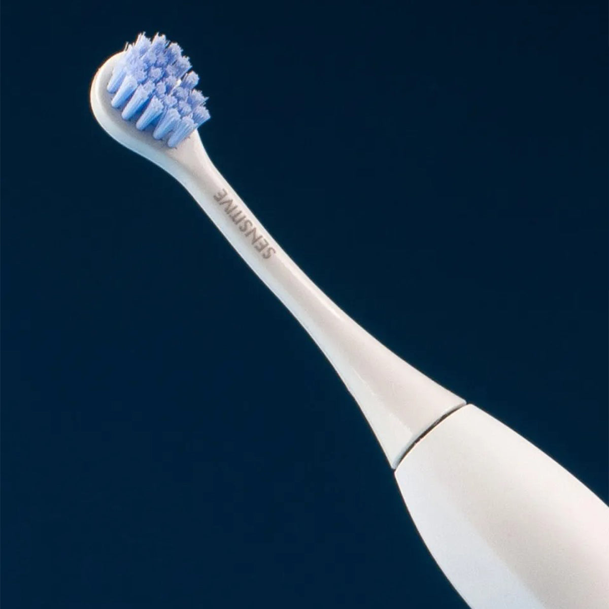 Curaprox Hydrosonic Pro opzetborstel Sensitive met lichtblauwe borstelharen close-up